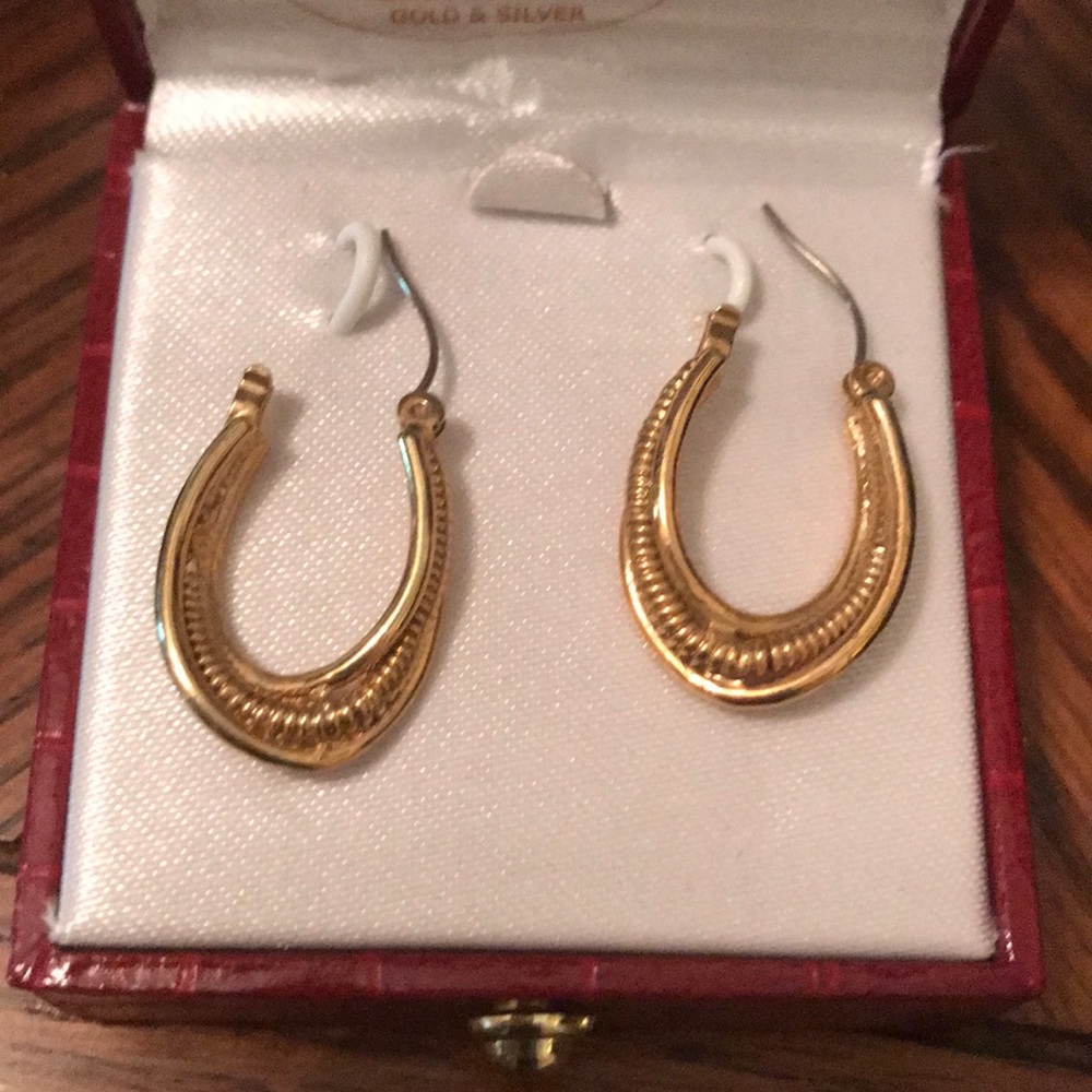 Gold oval earrings.